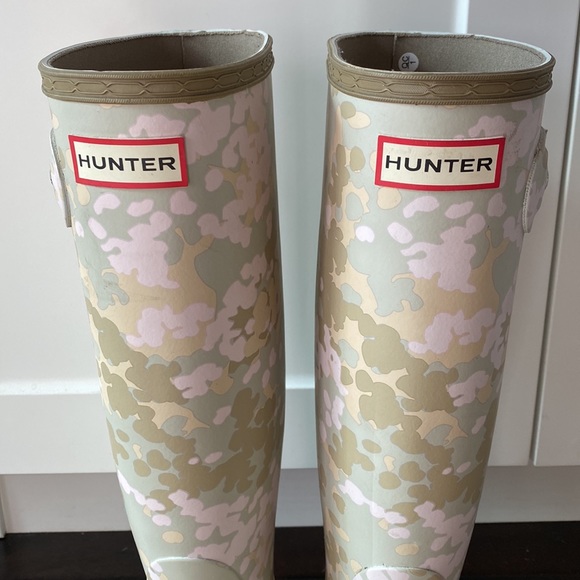 Hunter x Anthropologie pink floral camo print tall rain boots. Size 7 / EU 38 - Picture 2 of 6